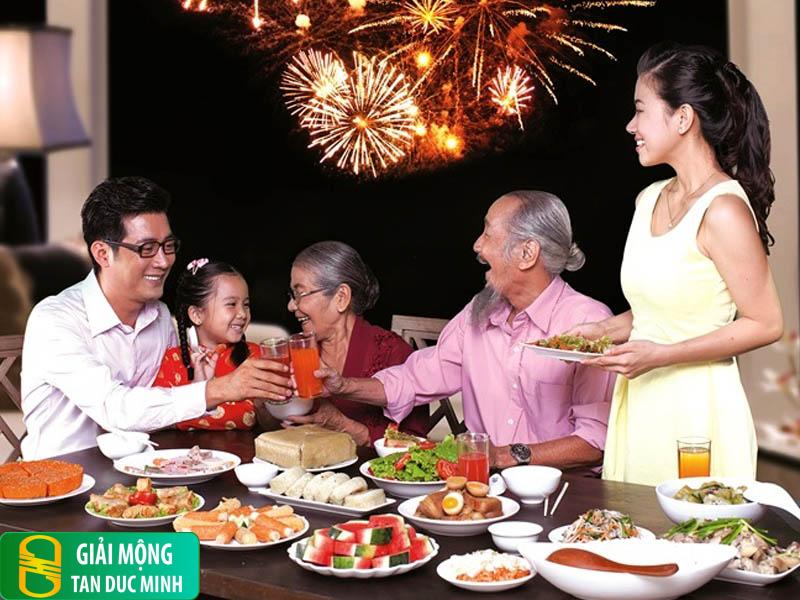 Mơ nấu và ăn cơm giao thừa