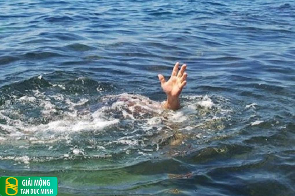 Mơ thấy lội sông bị hụt chân