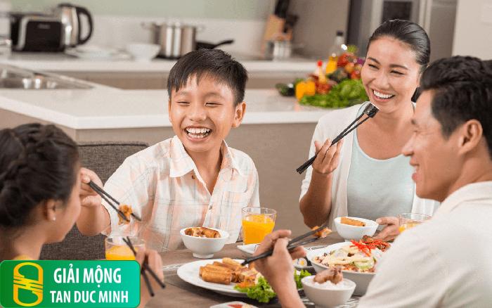 Nằm mơ thấy ăn cơm nhà người khác