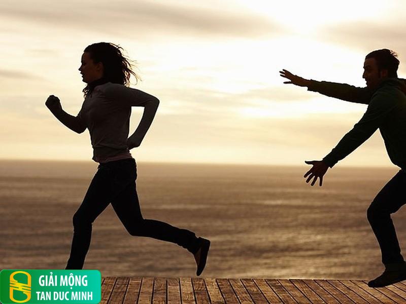 Nằm mơ thấy mình bị truy sát: giải mã ý nghĩa tâm lý và văn hóa