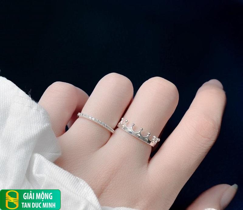 Nằm mơ thấy mình đeo nhẫn bạc: giải mã ý nghĩa và điềm báo