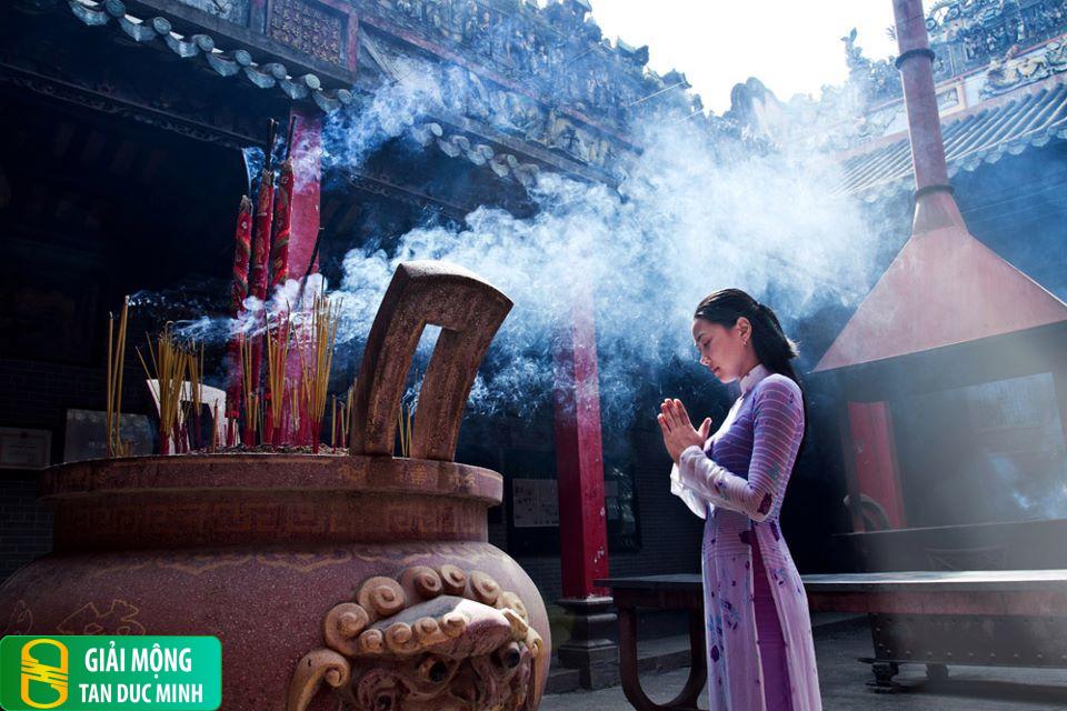 Nằm mơ thấy mình đi chùa: giải mã điềm báo & con số may mắn