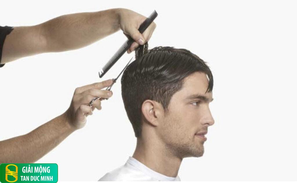 Nằm mơ thấy người khác cắt tóc cho mình có ý nghĩa gì?