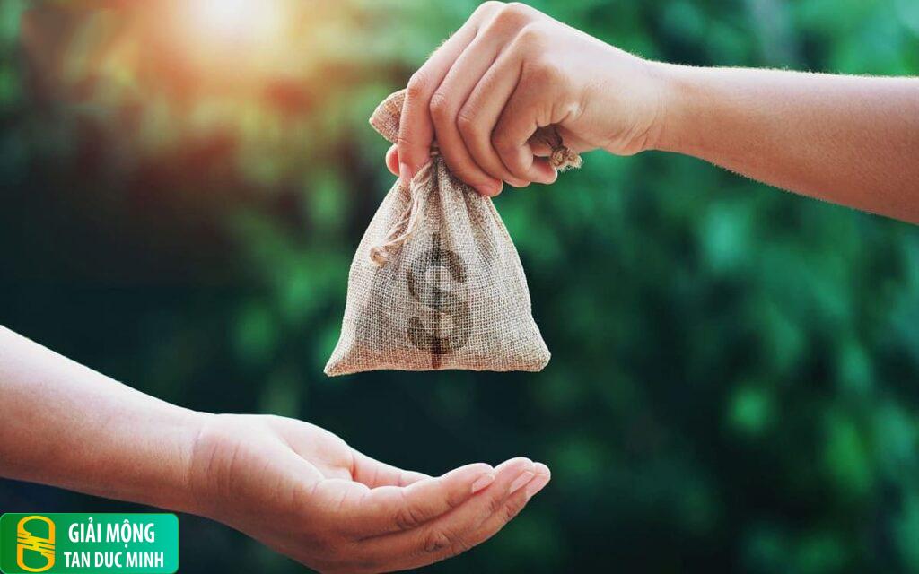 Nằm mơ thấy người khác cho tiền mình: giải mã ý nghĩa