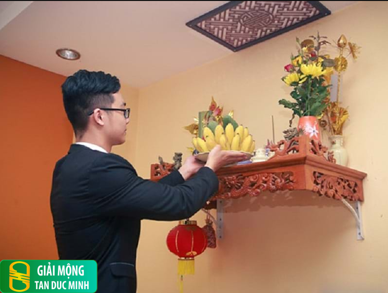 Dọn dẹp bàn thờ tượng trưng cho sự thanh lọc và đổi mới năng lượng.