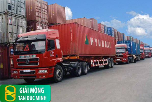 Hình ảnh xe container đại diện cho hành trình, trách nhiệm và cơ hội trong cuộc sống.