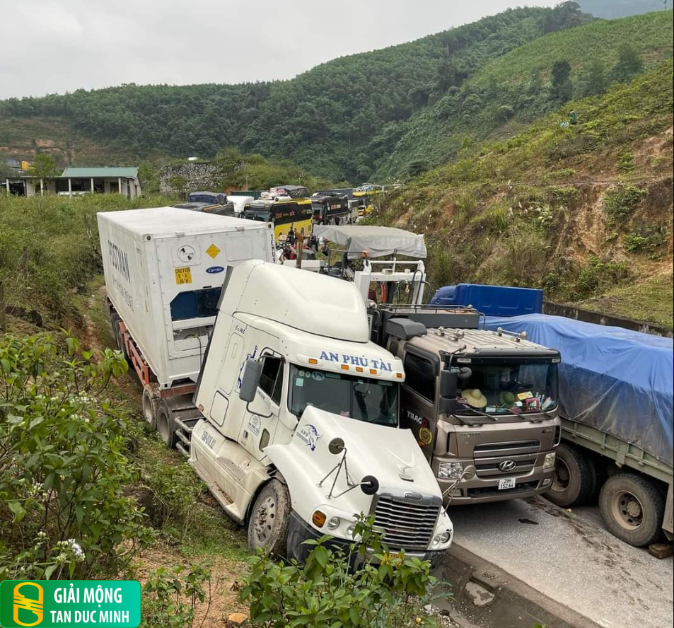 Nằm mơ thấy xe container bị kẹt biểu thị những trở ngại hoặc áp lực trong cuộc sống.