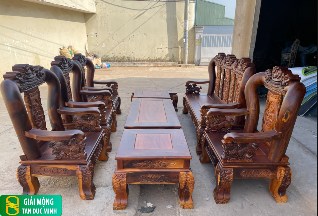 Những con số may mắn thường liên quan đến giấc mơ bàn ghế gỗ.